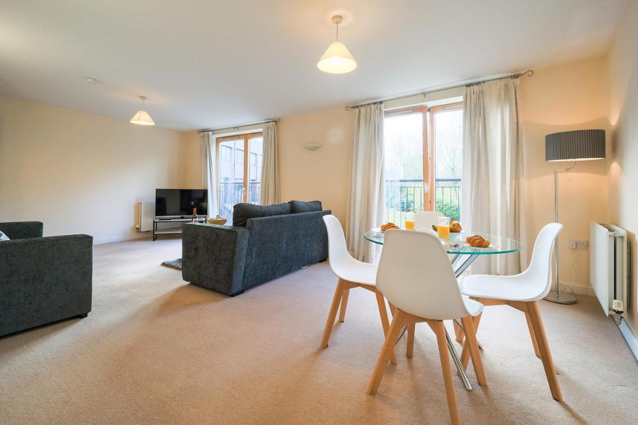 Huntley House Villa Milton Keynes Buitenkant foto