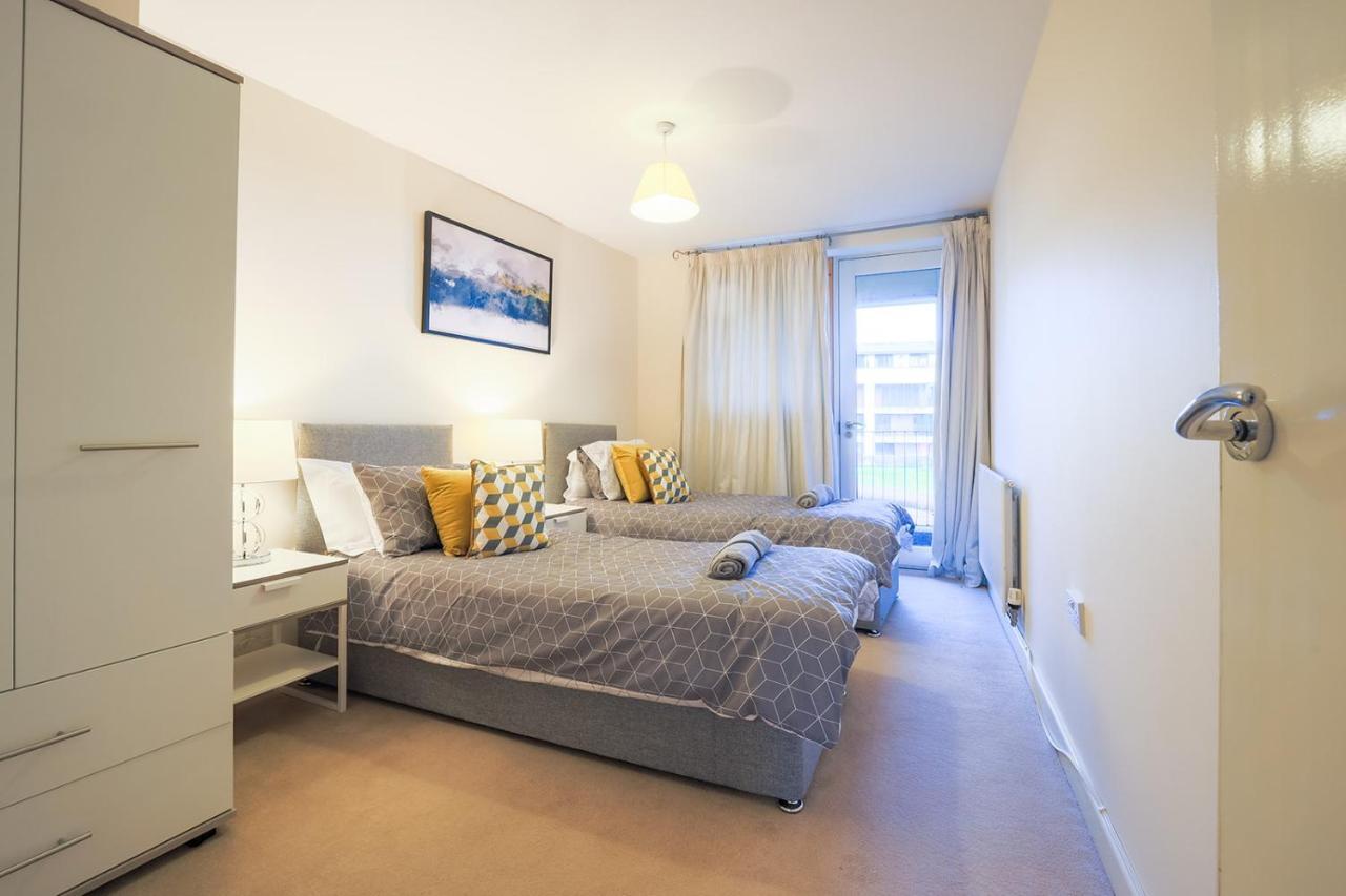 Huntley House Villa Milton Keynes Buitenkant foto
